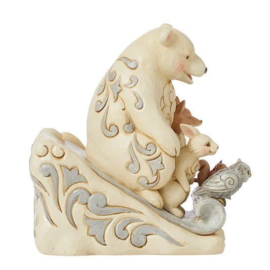 Een standbeeld van een ijsbeer die een baby-ijsbeer op een slee vasthoudt.