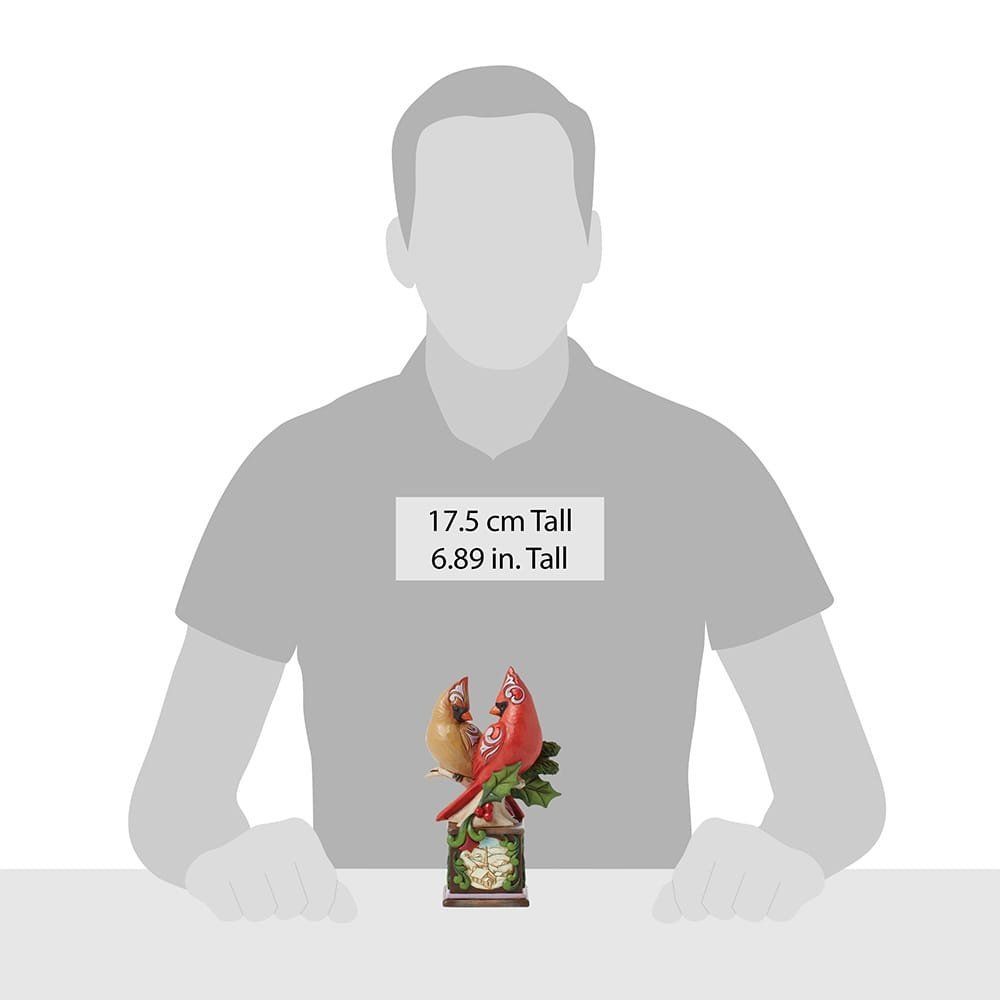 Een man zit aan een tafel naast een klok met twee kardinalen erop