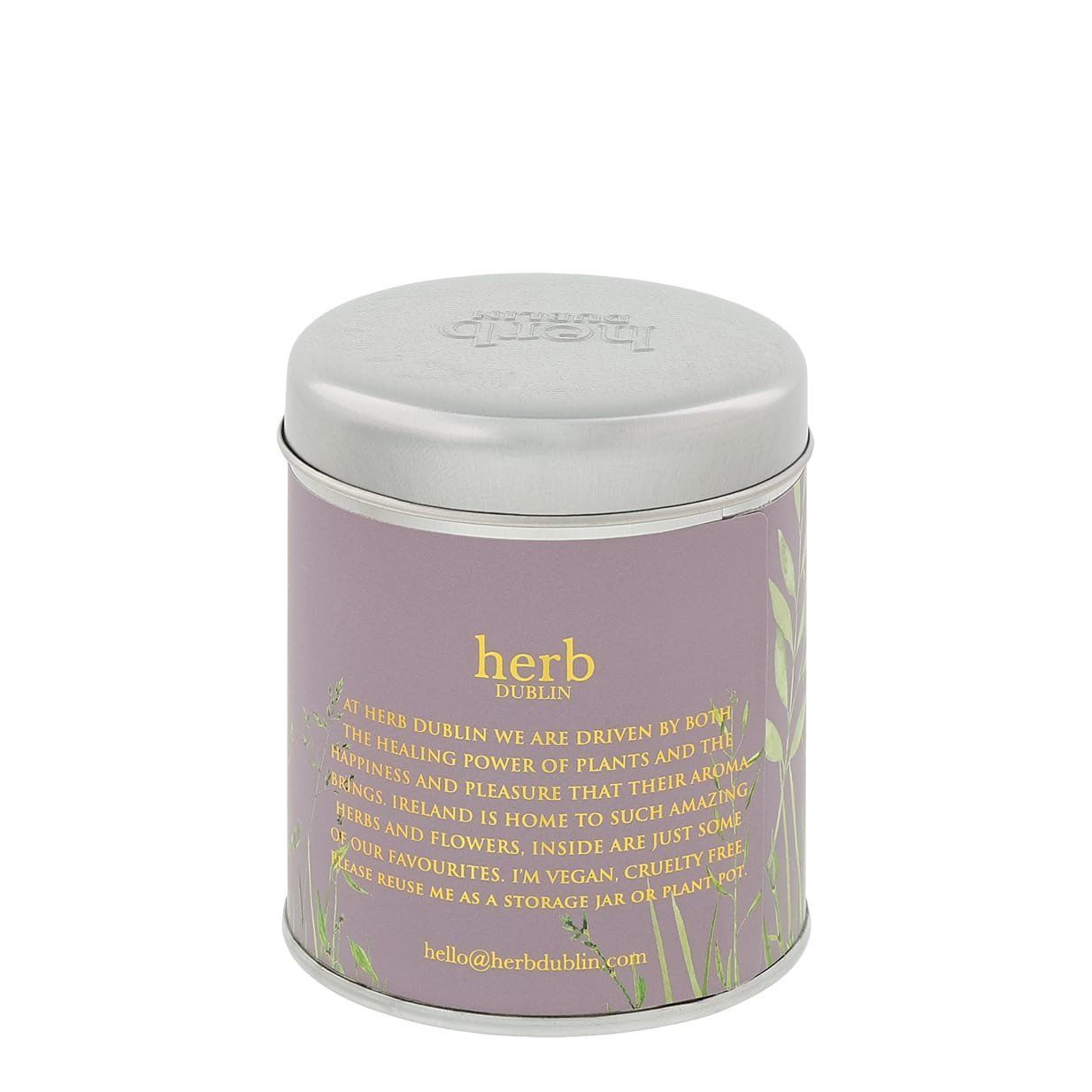 Een paars blikje met het woord kruid erop