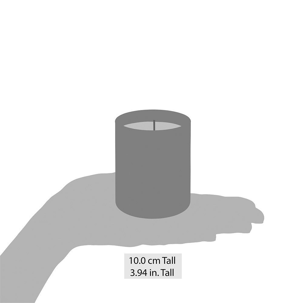 Een hand houdt een kaars vast die 10 cm hoog is