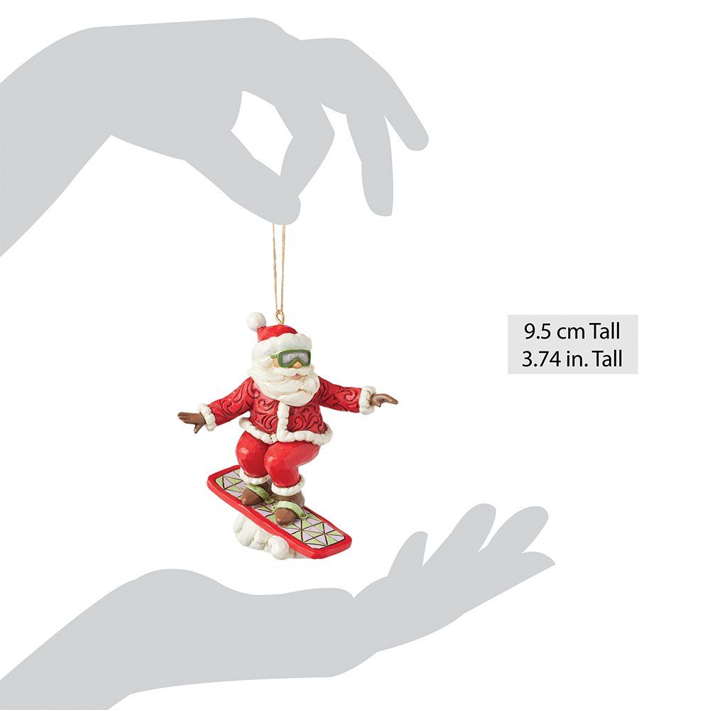 Een kerstman-ornament rijdt op een snowboard.