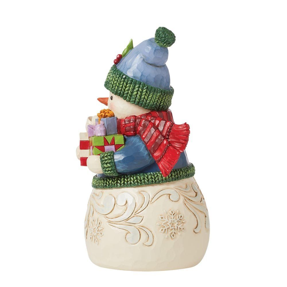Een sneeuwpop met een blauwe muts en sjaal houdt cadeautjes vast.