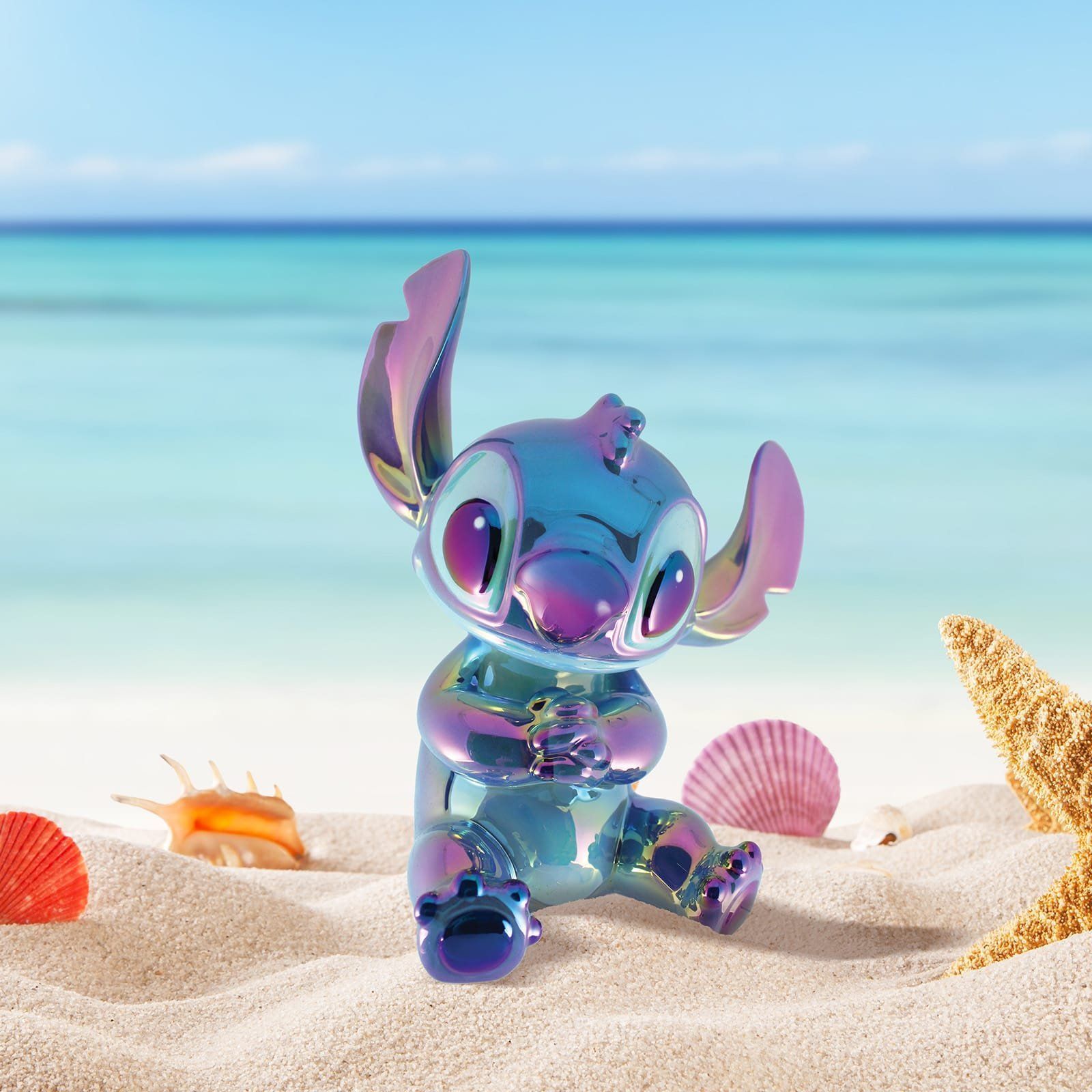 Een beeldje van stitch zit op het strand