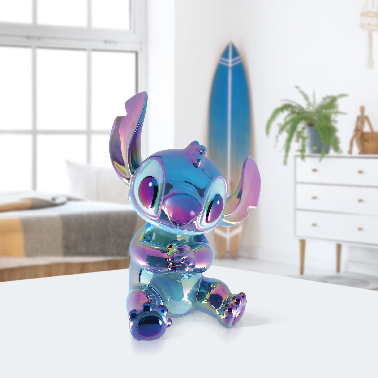 Een beeldje van Stitch zit op een bed in de woonkamer.