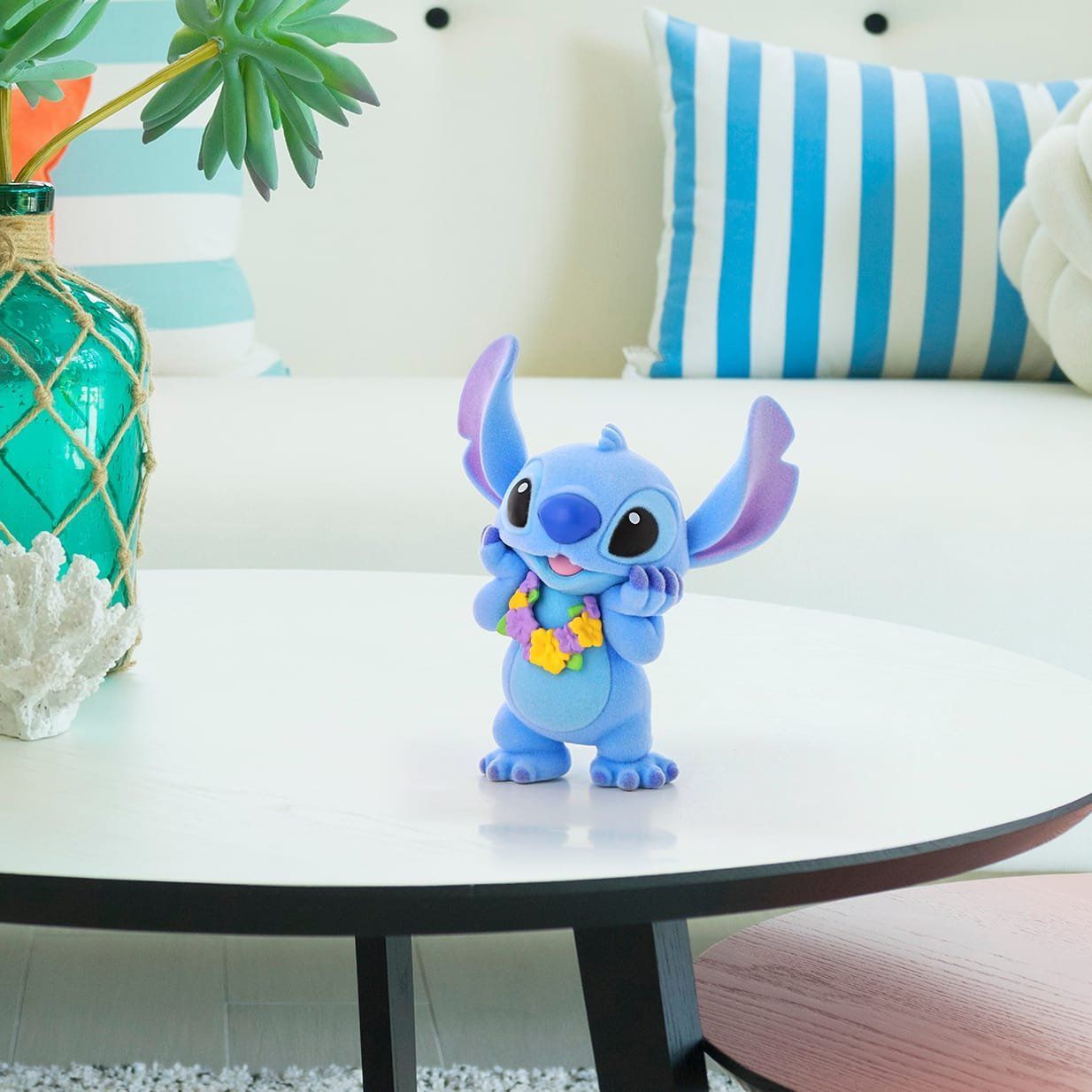 Een beeldje van stitch staat op een tafel in een woonkamer