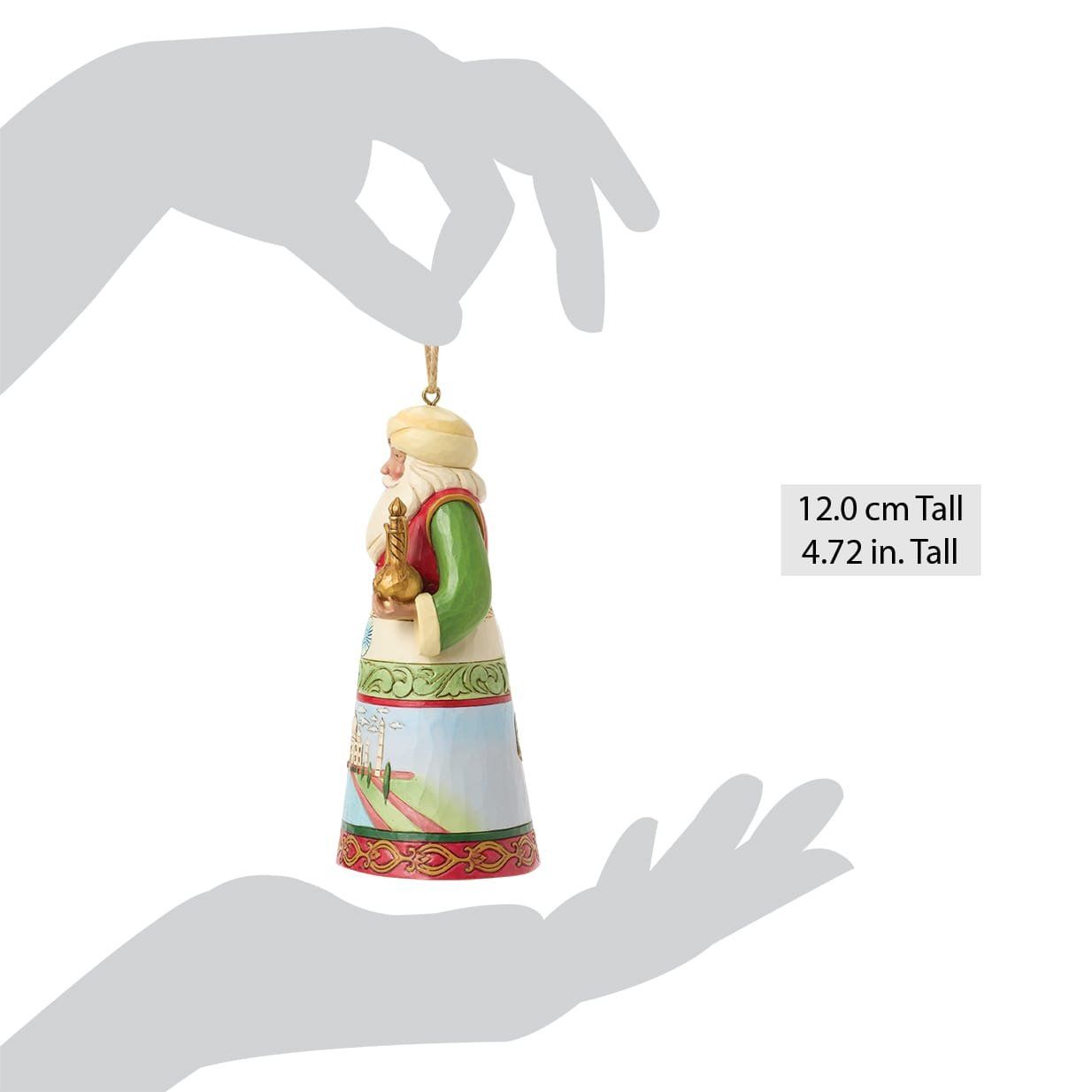 Een kerstversiering van de Kerstman hangt aan een touwtje.