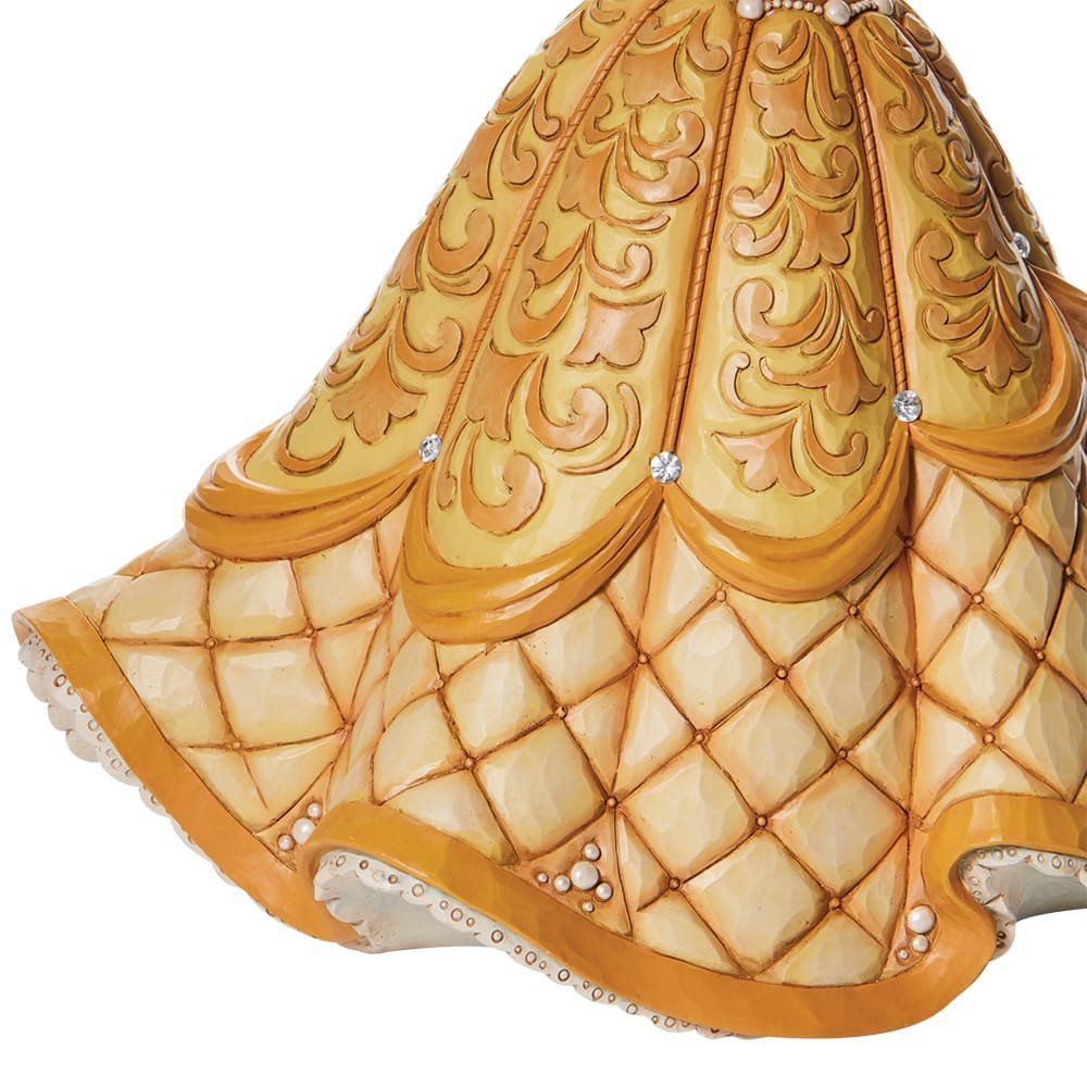 Een standbeeld van een vrouw in een gouden jurk