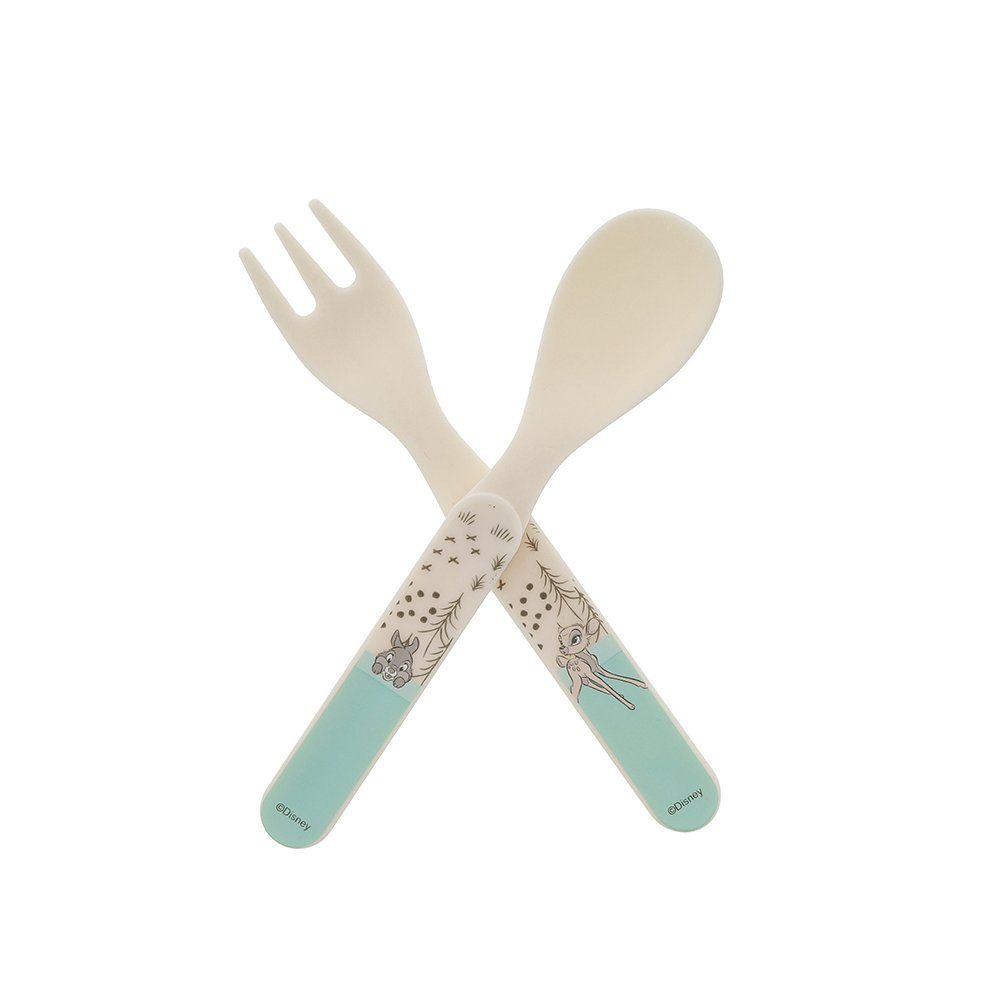 Een vork en een lepel liggen gekruist over elkaar op een witte achtergrond.