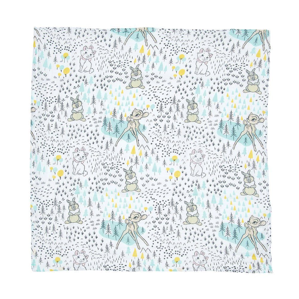 Een wit kleed met een patroon van konijnen en bomen erop.