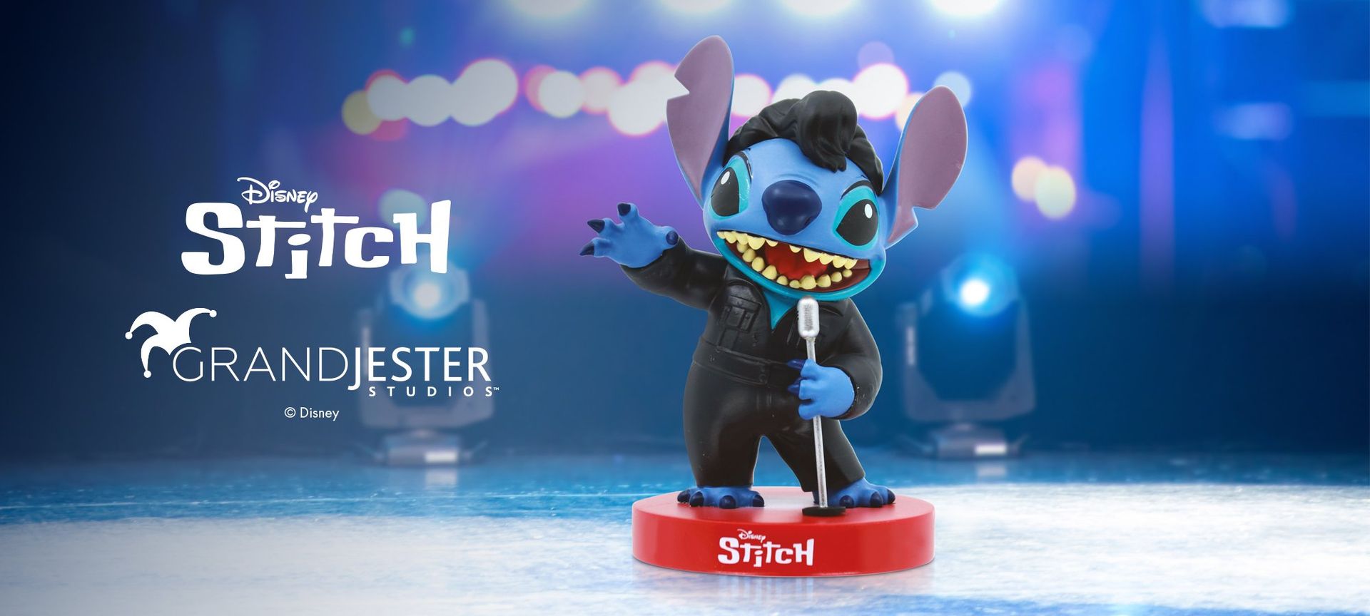 Een beeldje van Stitch staat op een podium met een microfoon in zijn handen.