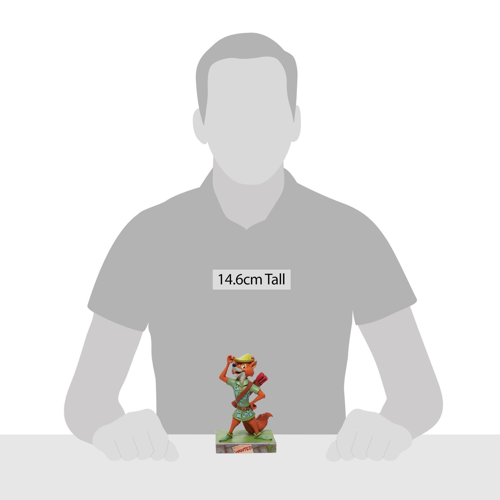 Een man zit aan een tafel met daarop een standbeeld van Robin Hood.