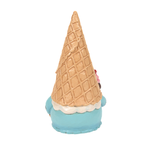 Een wafelhoorntje met ijs erop