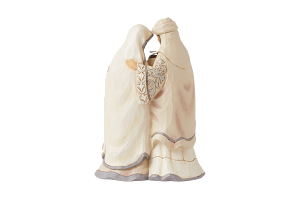 Een beeld van een bruid en bruidegom die elkaar kussen op een witte achtergrond.