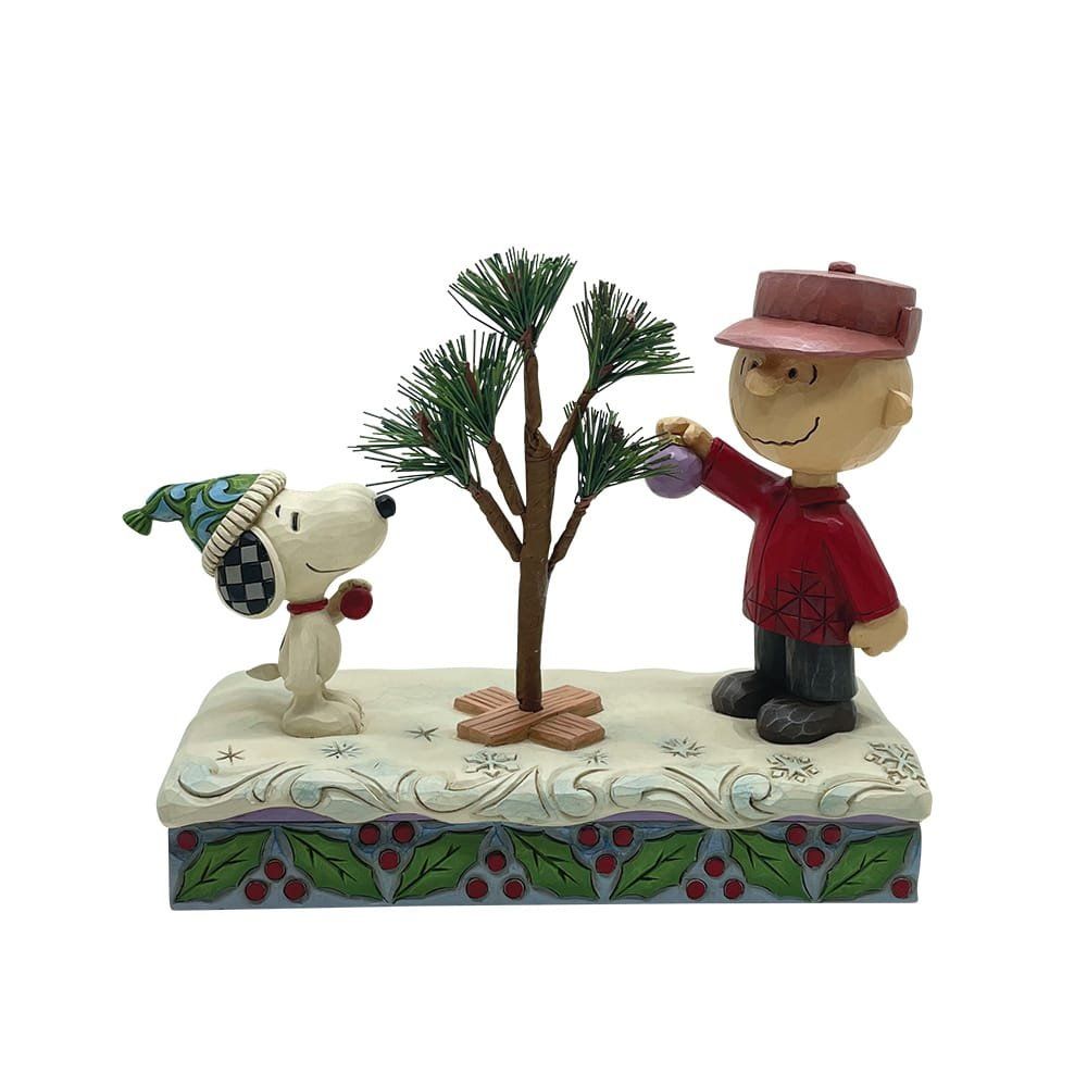Een beeldje van Snoopy en Charlie Brown die een kerstboom versieren.