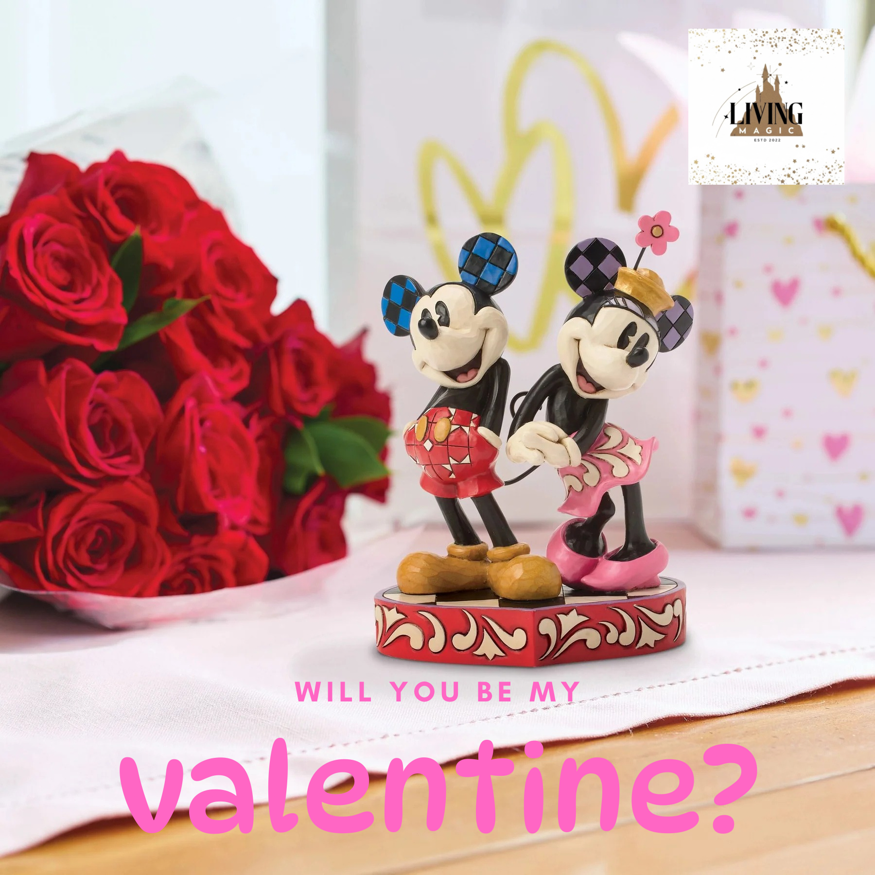 Mickey en Minnie Mouse beeldjes die elkaars hand vasthouden. Rode rozen en cadeautasjes op de achtergrond.