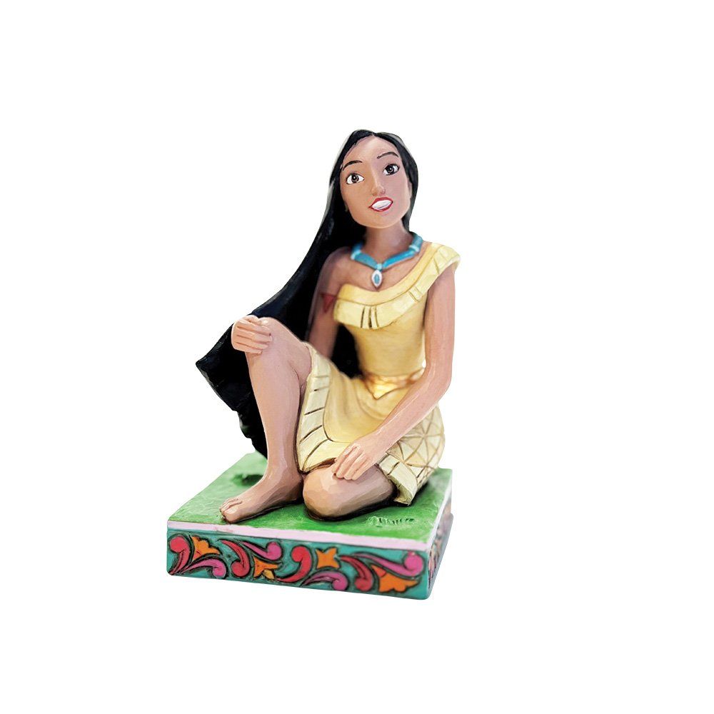 Een beeldje van Pocahontas van Disney zittend op een doos.
