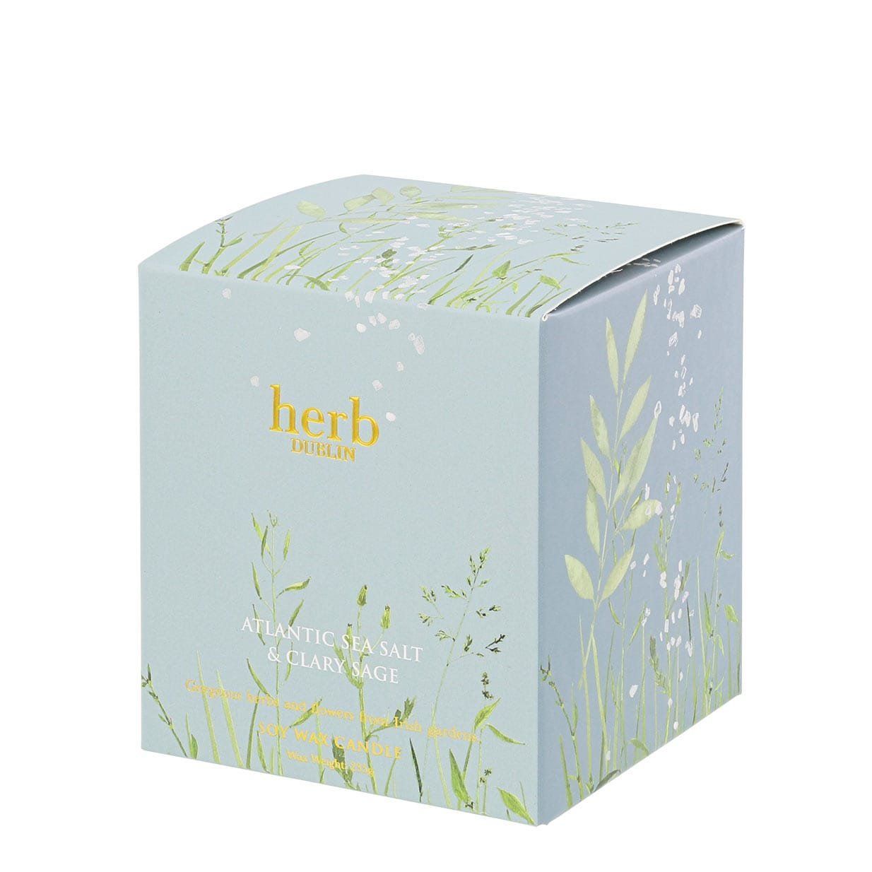 Een doos met daarop een afbeelding van een grasveld.