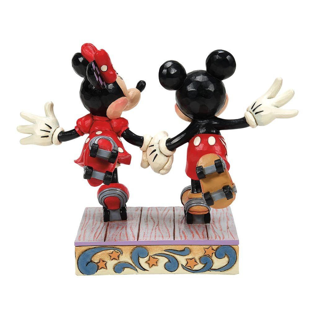 Mickey Mouse en Minnie Mouse houden elkaars hand vast tijdens het rolschaatsen.