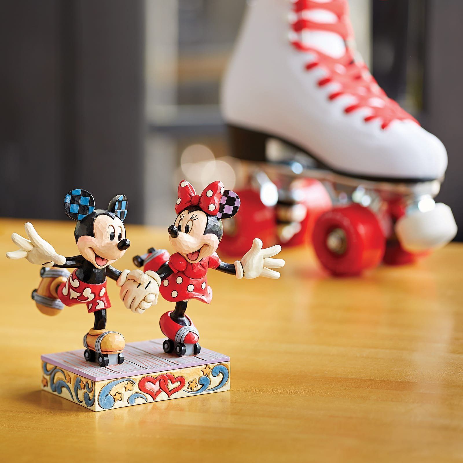 De Mickey Mouse- en Minnie Mouse-beeldjes staan naast elkaar op een tafel.