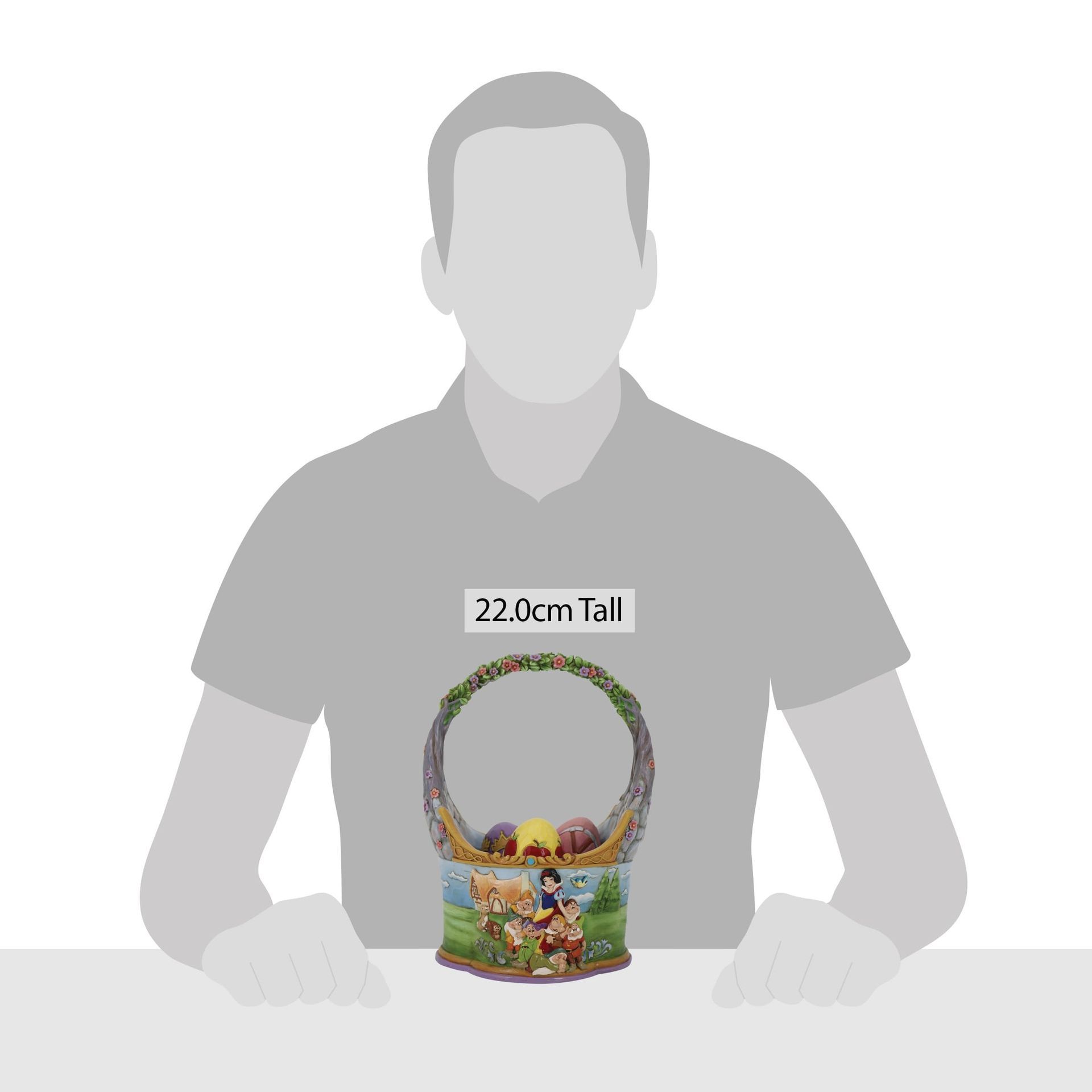 Een man zit aan een tafel met een mand in zijn handen.