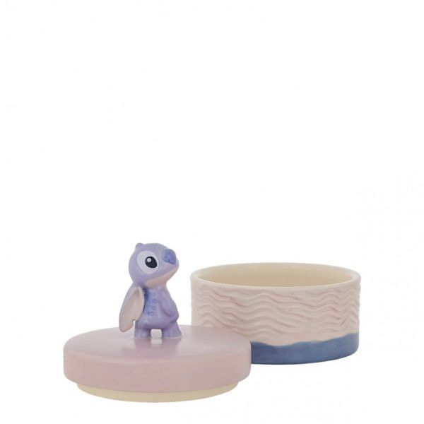 Een sieradendoosje met Stitch-thema, met een Stitch-figuurtje op het deksel, in roze, blauw en wit.