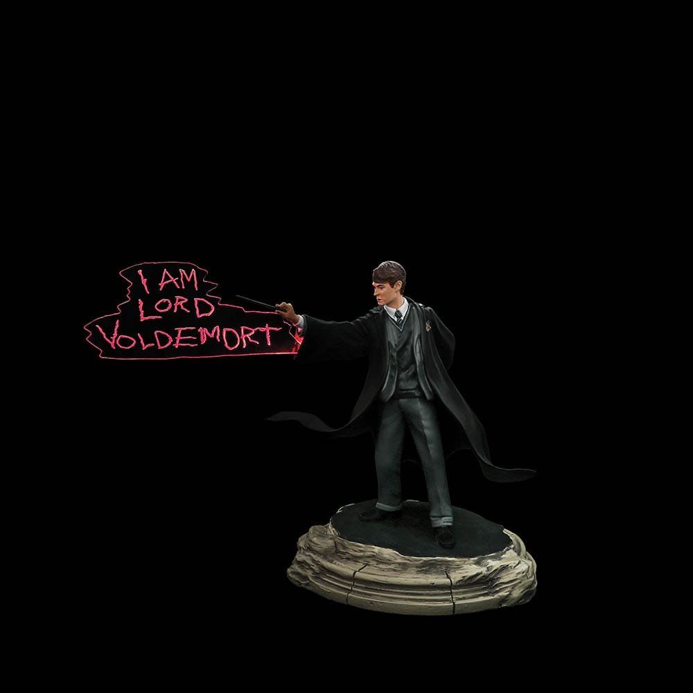 Een standbeeld van harry potter met een bordje waarop staat: ik ben heer voldemort.
