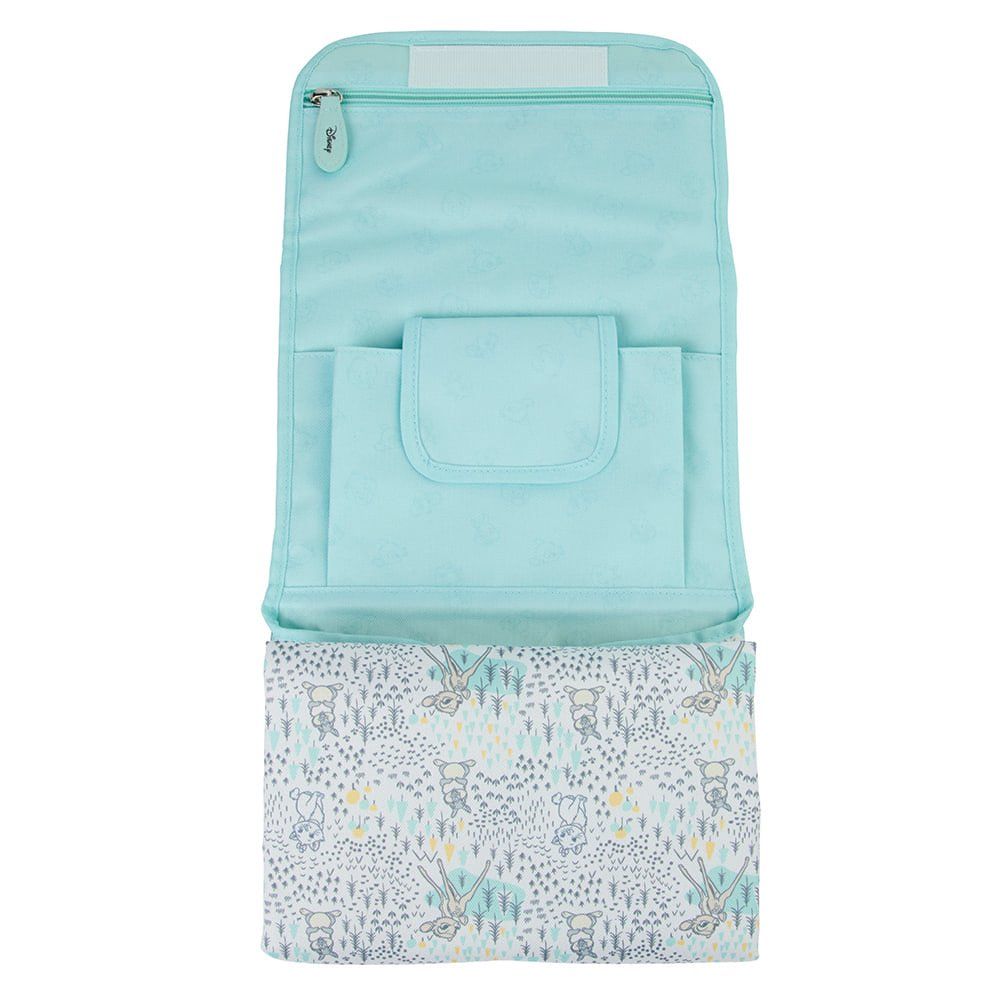 Een blauwe luierverschoonmat met een rits aan de zijkant