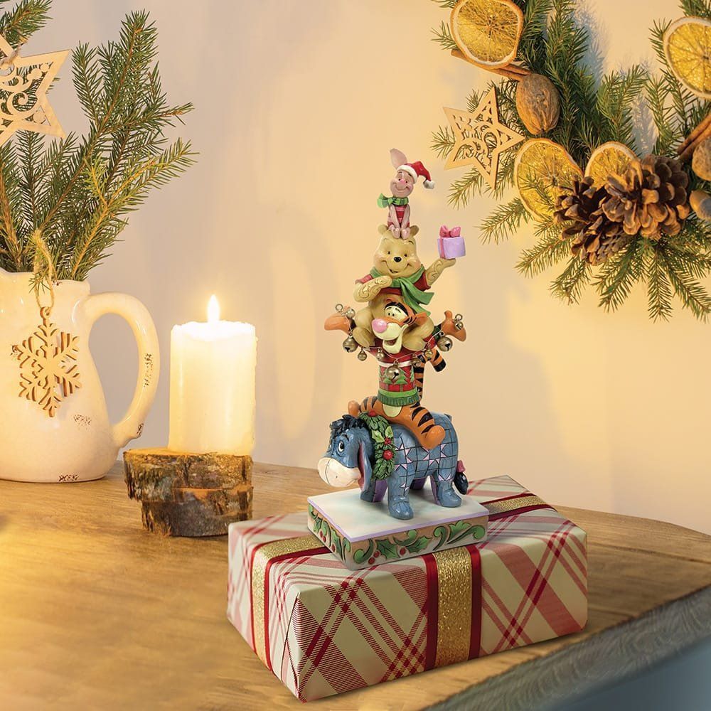 Een beeldje van Iejoor zittend op een geschenkdoos op een tafel.