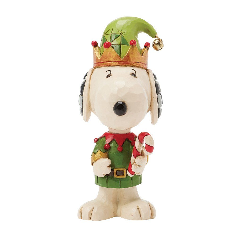 Een beeldje van Snoopy, gekleed als elf en met een zuurstok in zijn hand.