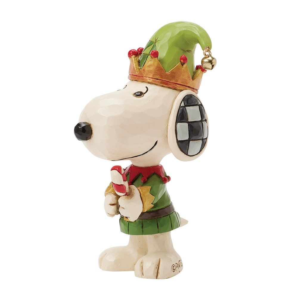 Een beeldje van Snoopy, gekleed als elf en met een zuurstok in zijn hand.