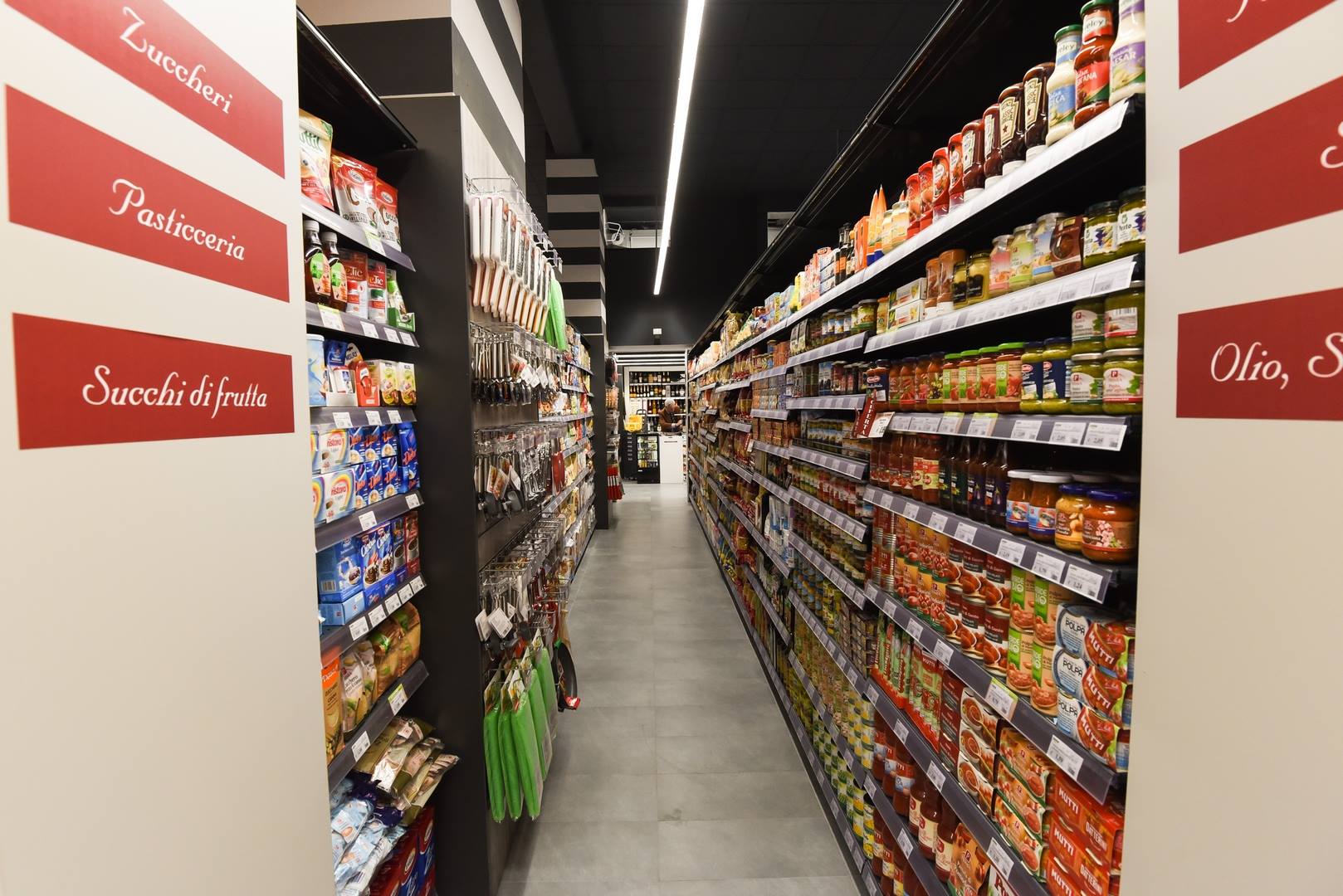 Reparto di passate di pomodoro di un supermercato