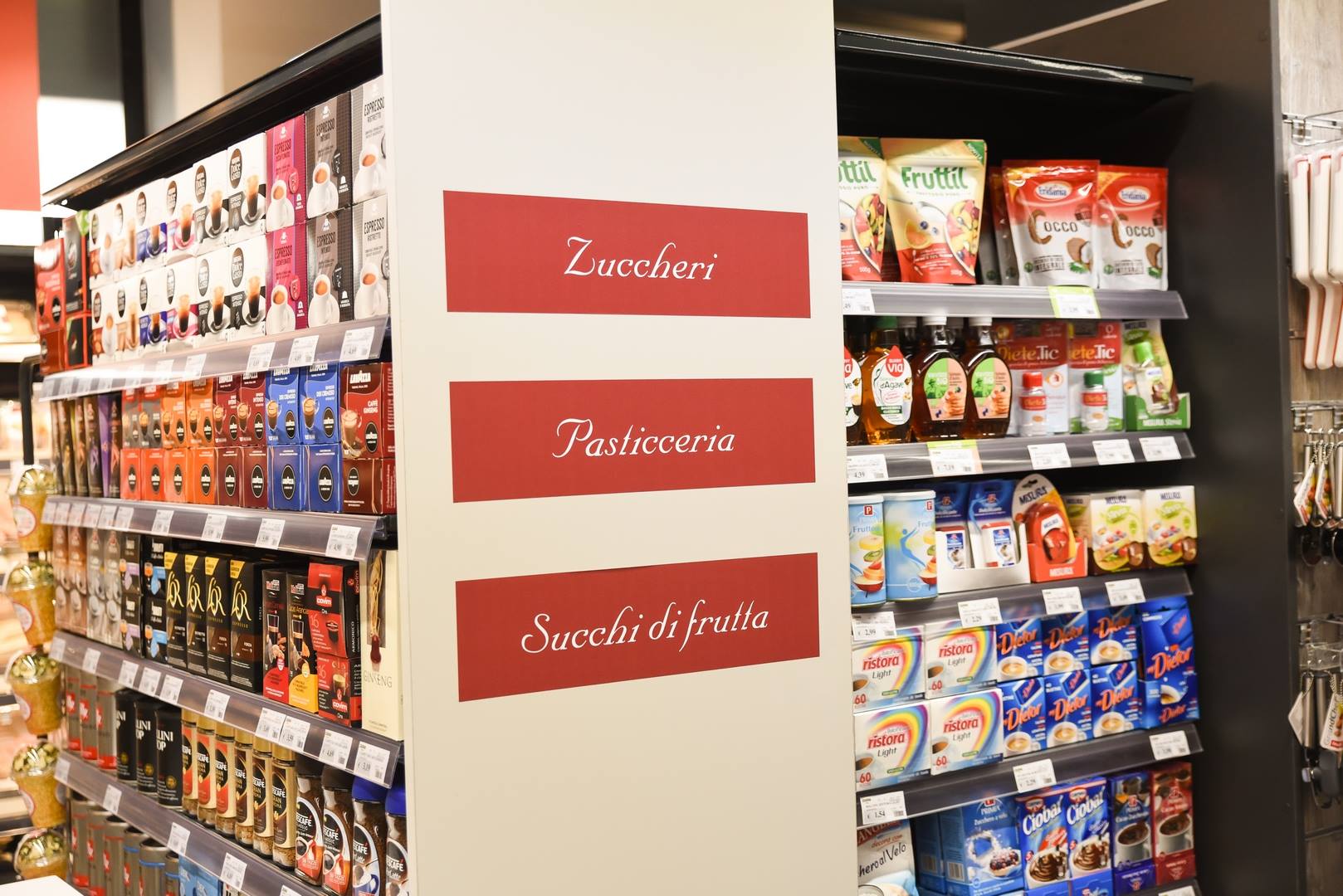 Caffè in vendita in un supermercato