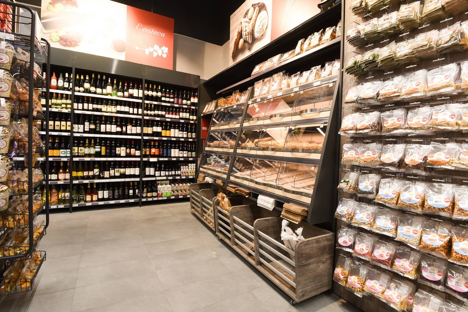 Reparto di enoteca e prodotti da forno di un supermercato