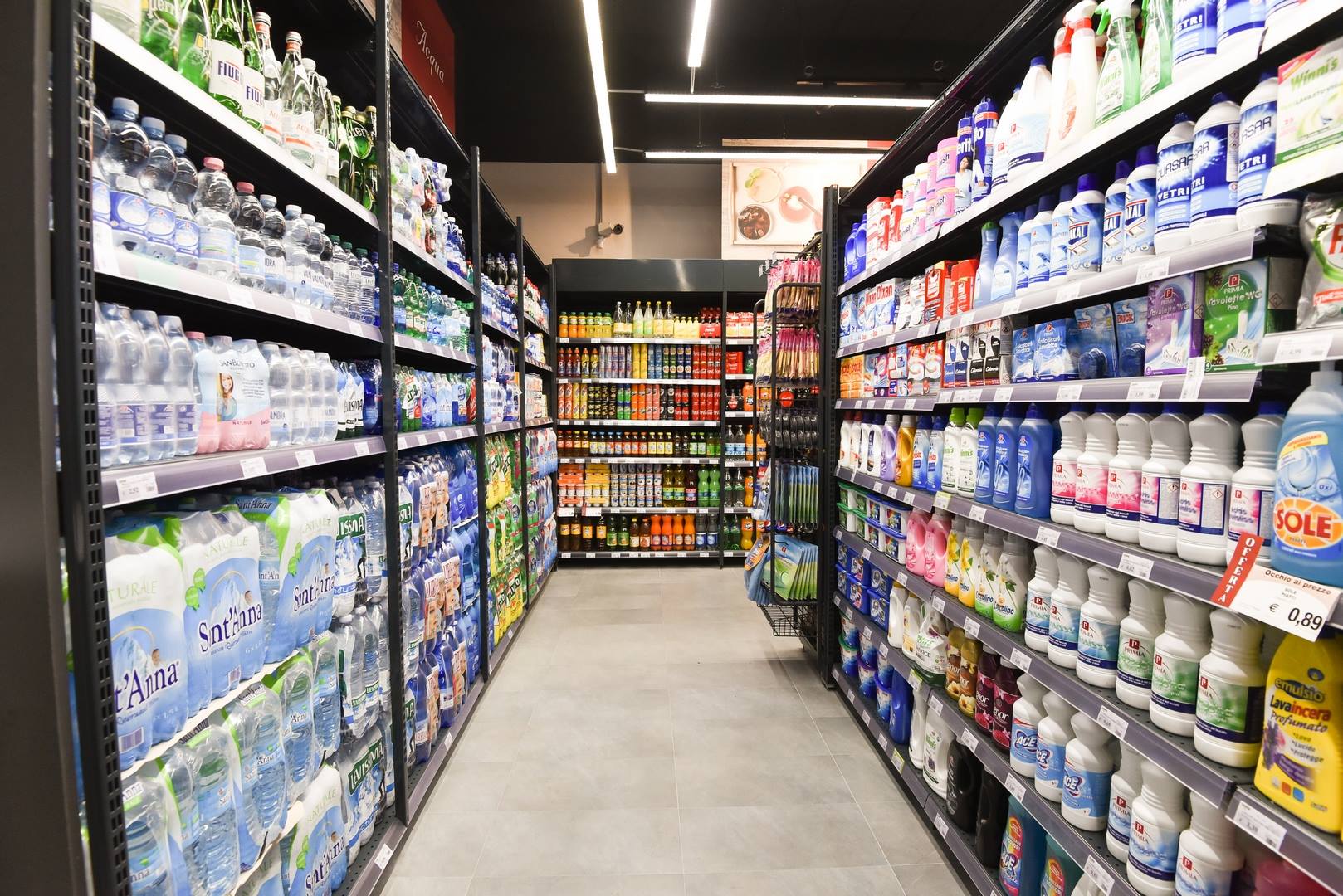 Reparto di bibite e pulizia casa di un supermercato