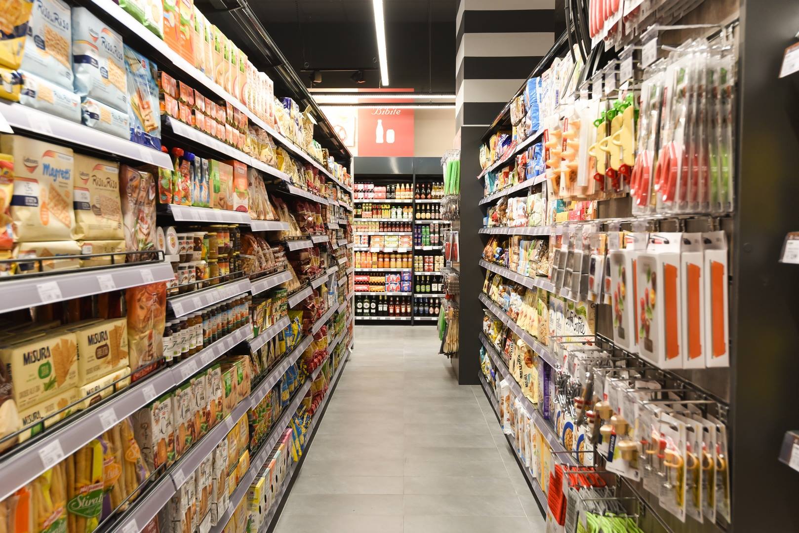 Reparto di alimenti secchi di un supermercato