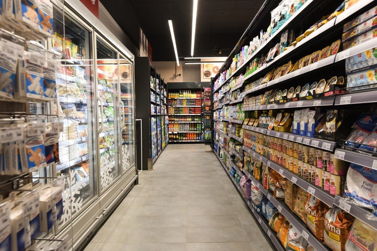 Reparto di alimenti per animali di un supermercato