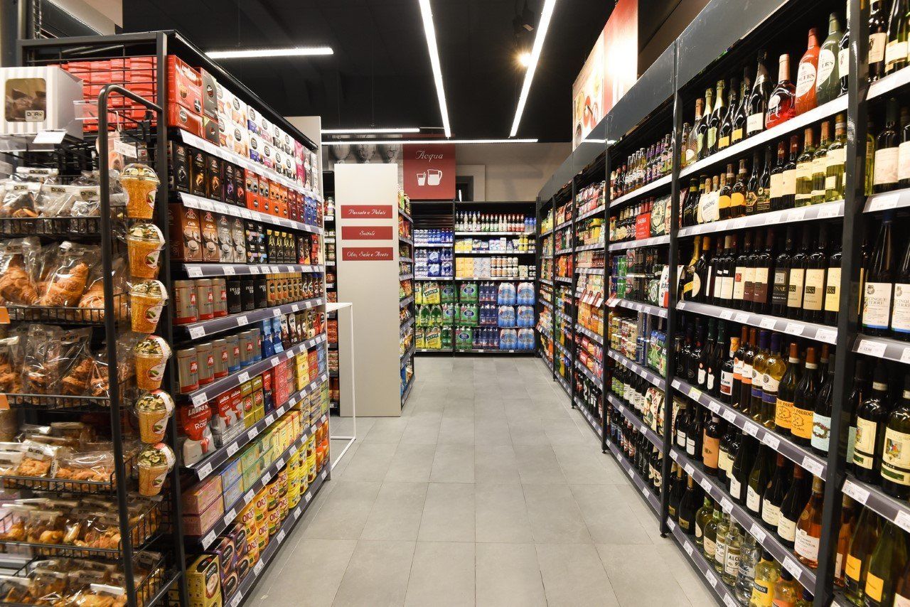 Reparto di enoteca di un supermercato