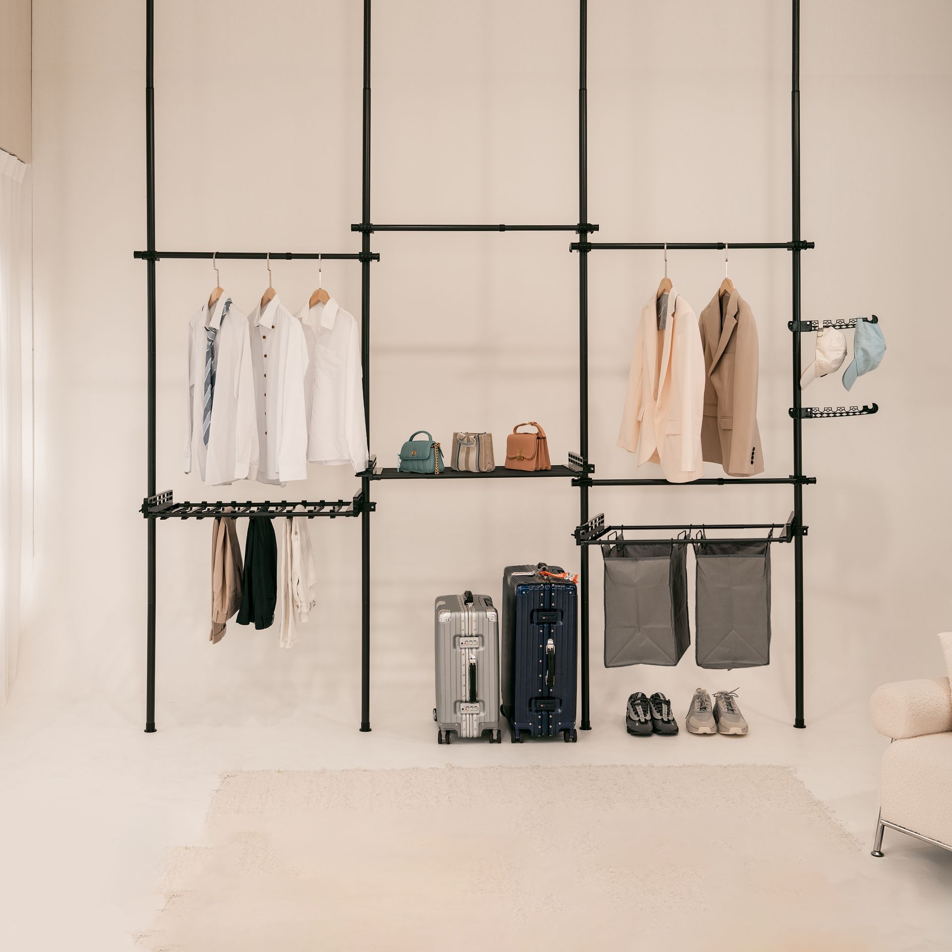 DSHome 頂天立地衣架，免鑽孔伸縮設計，不傷牆面也能輕鬆擴充收納。承重力強且穩固耐用，安裝簡便快速。告別雜亂，打造整齊有序的空間，就從 DSHome 頂天立地衣架開始！