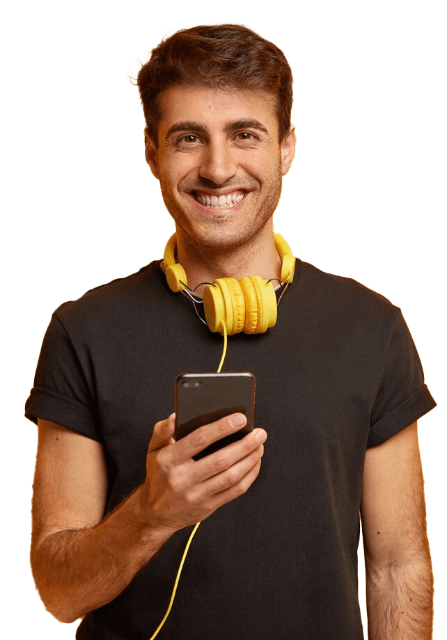 Un hombre con auriculares alrededor del cuello sostiene un teléfono celular.