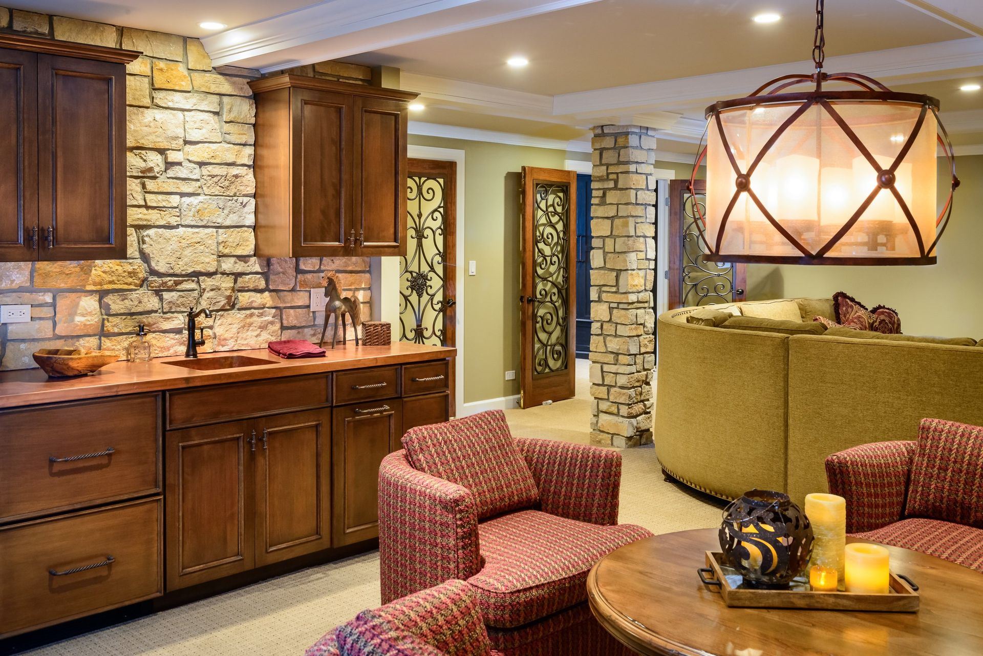 A living room with a table and chairs in it