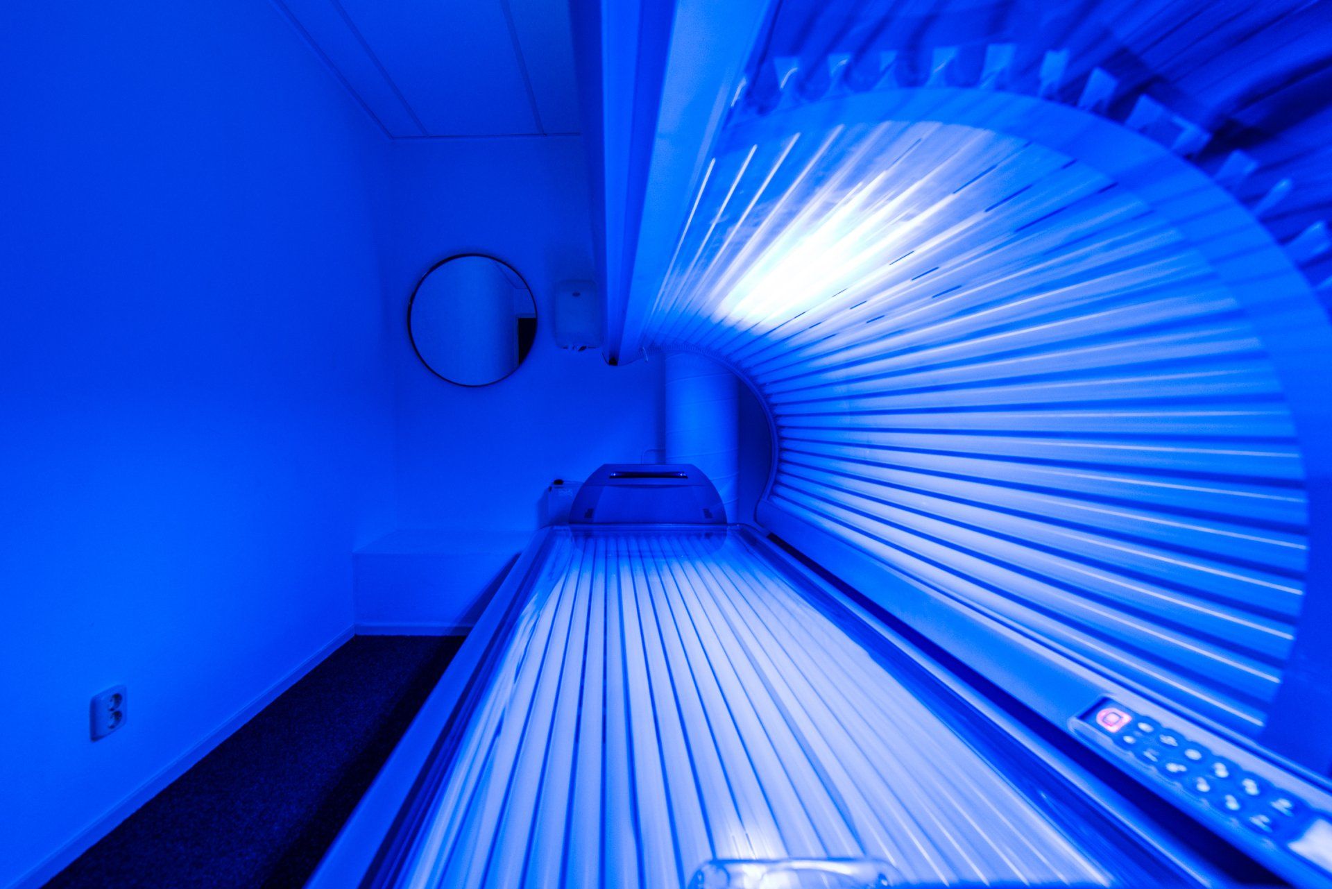 Zonnebank met blauw licht in een salon.