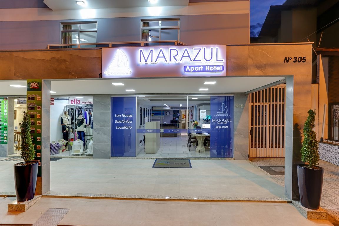 Exterior do Marazul Apart Hotel com sinalização azul e branca acima da entrada.