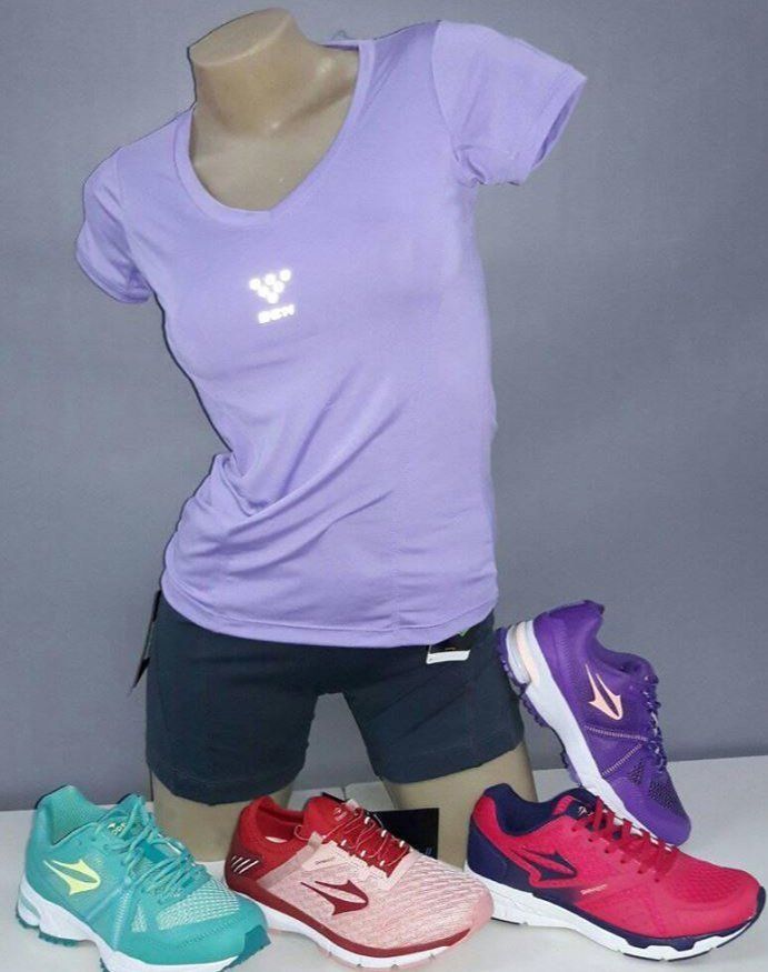remera deportiva y zapatillas