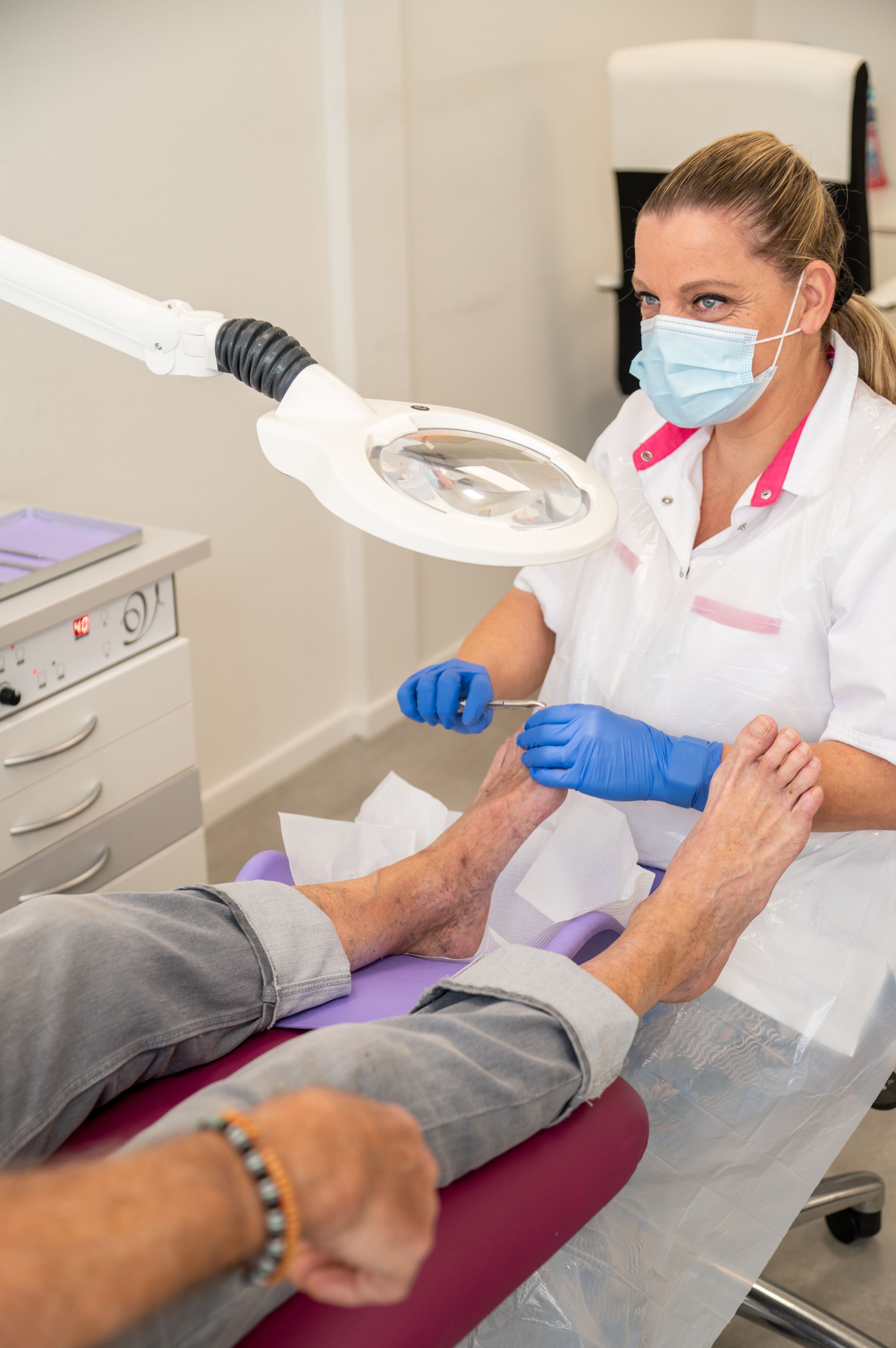 Medisch pedicure bij Praktijk voor Podotherapie Volendam tijdens een voetbehandeling met loeplamp.