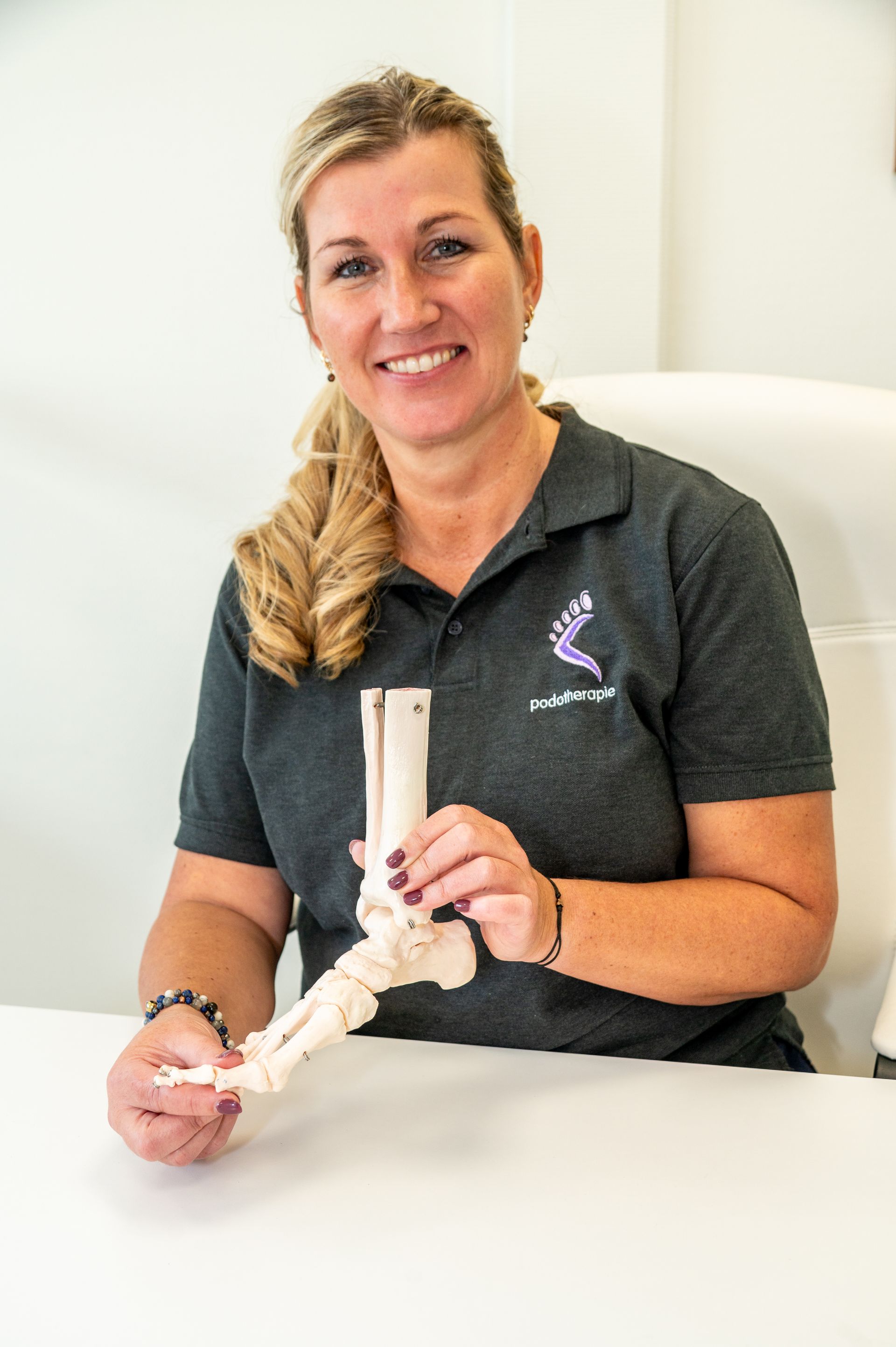 Podotherapeut Wendy Homma in de behandelruimte van Praktijk voor Podotherapie Volendam.