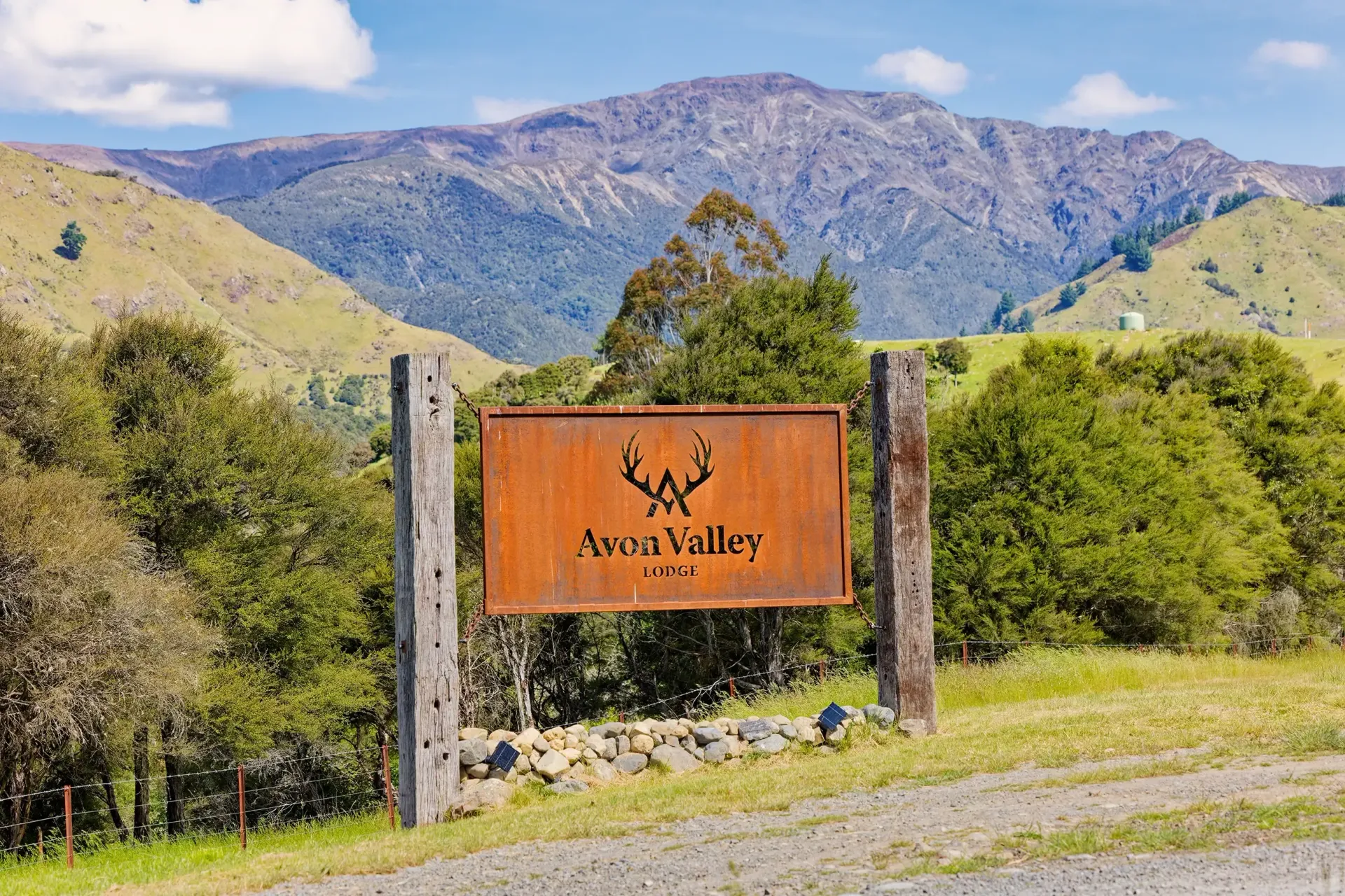 Avon Valley Lodge: Rustic Luxury Lodge in NZ forest.