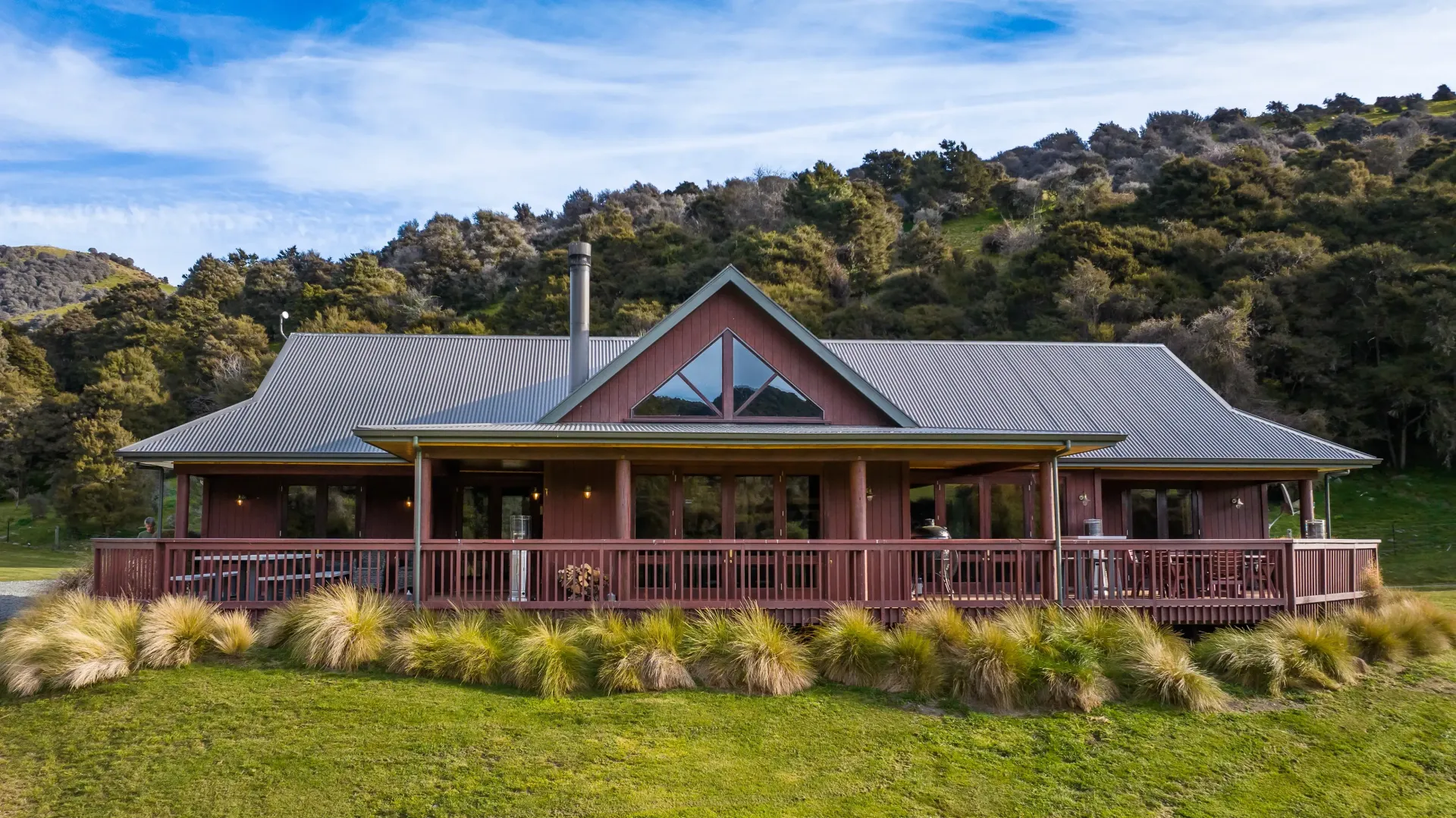 Avon Valley Lodge: Rustic Luxury Lodge in NZ forest. Great places to visit in New Zealand.