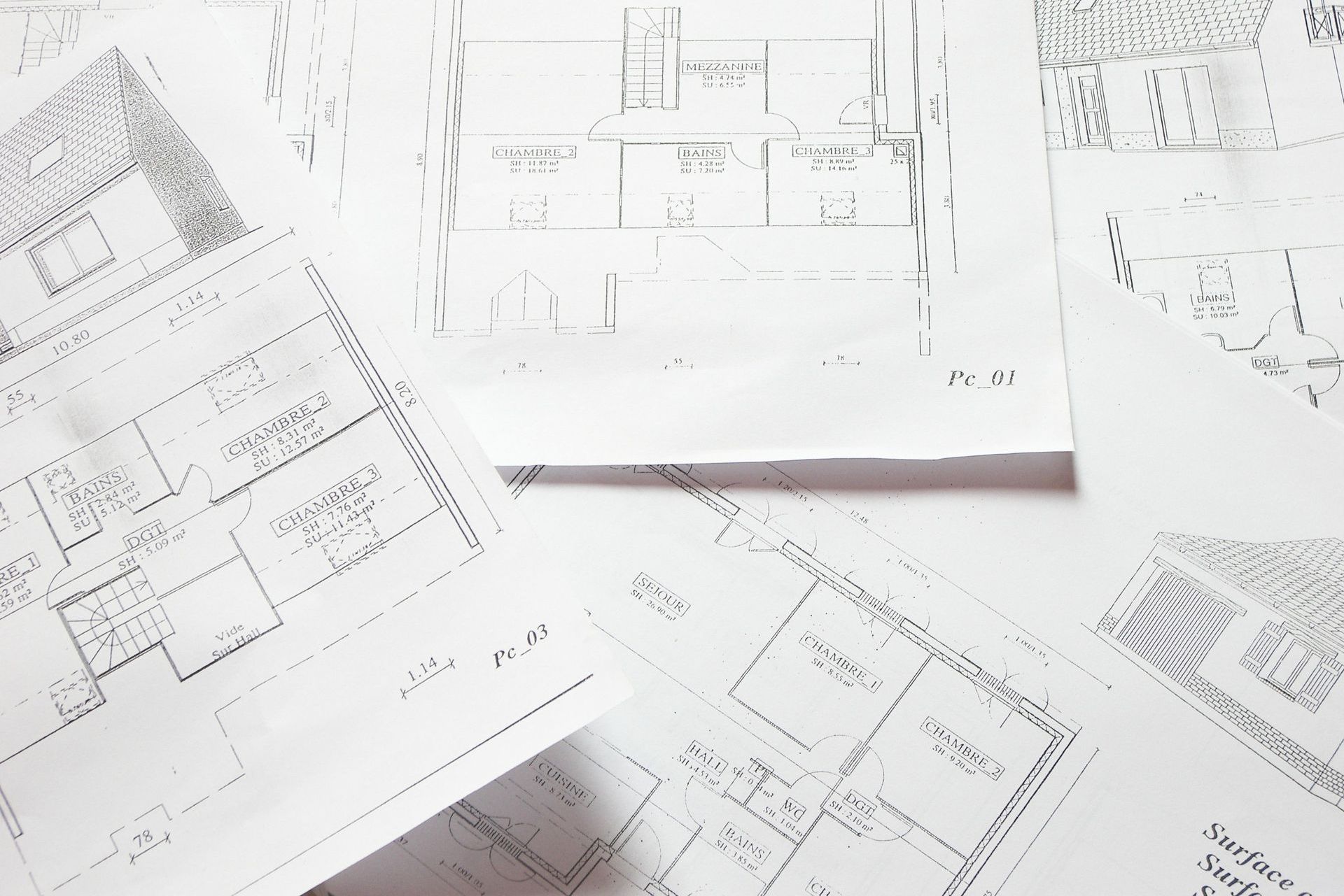 Un tas de dessins en noir et blanc sur une surface blanche.