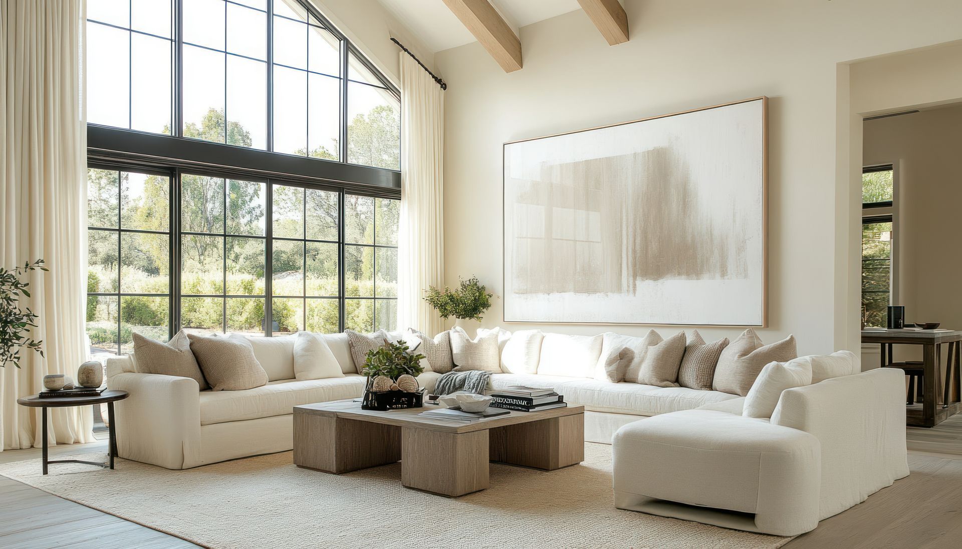 Un salon rempli de meubles et un tableau sur le mur.