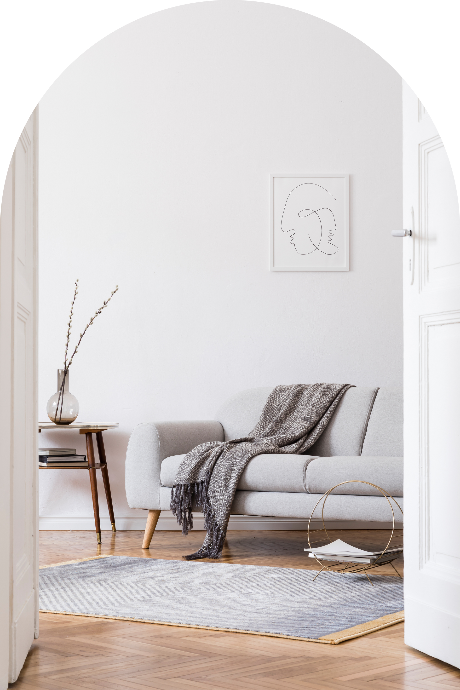 Cuisine moderne avec dosseret en marbre, armoires en bois, îlot avec tabourets et luminaires suspendus.